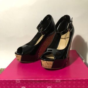NWT SHOEDAZZLE WEDGES